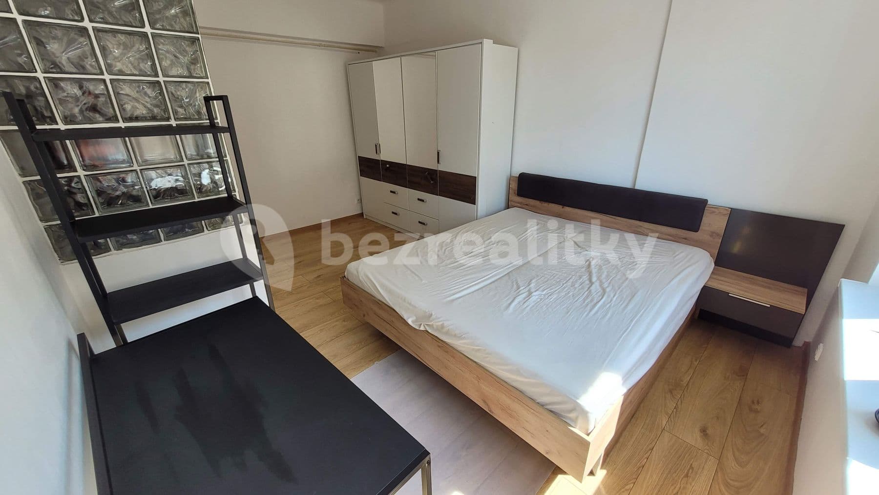 1 bedroom with open-plan kitchen flat to rent, 50 m², Viklefova, Prague, Prague 1 bedroom with open-plan kitchen flat to rent, 50 m², Viklefova, Prague, Prague