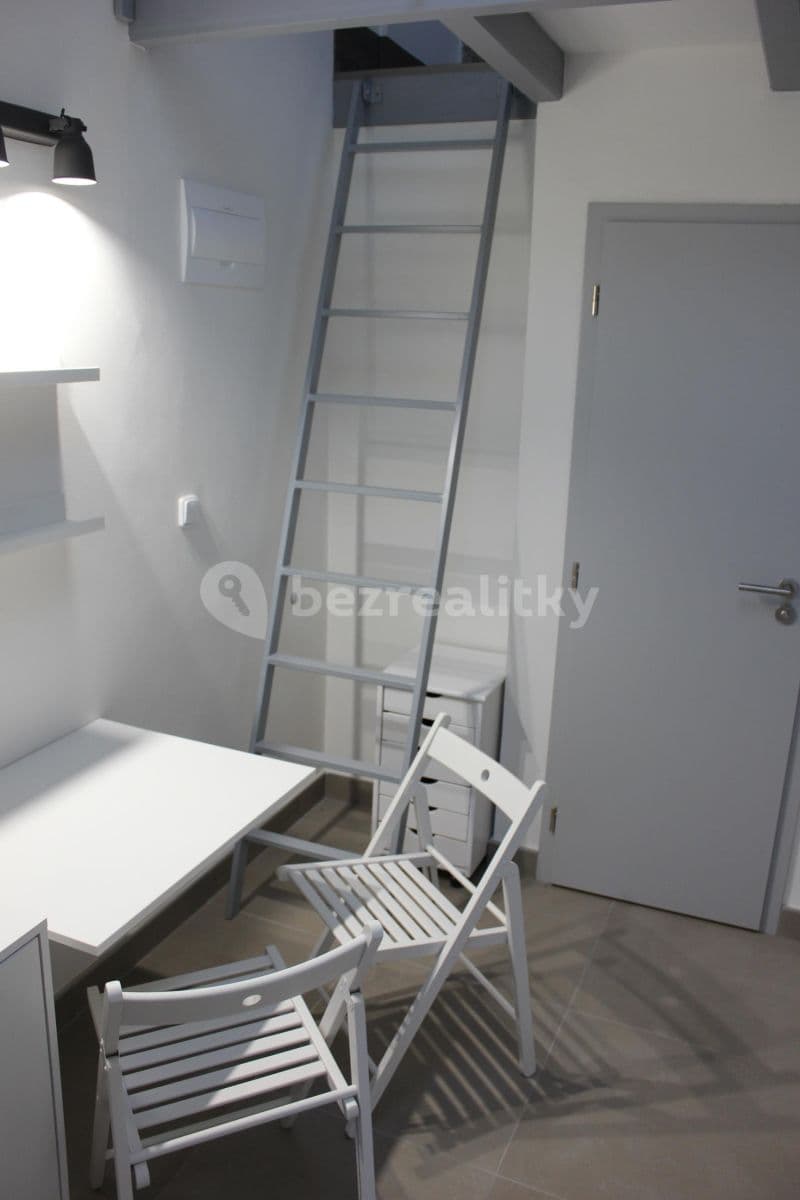 Small studio flat to rent, 18 m², Družstevní, Kněževes, Středočeský Region Small studio flat to rent, 18 m², Družstevní, Kněževes, Středočeský Region