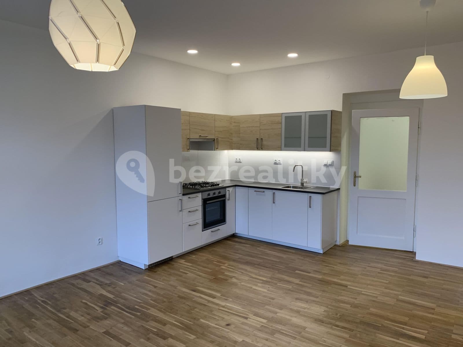 1 bedroom with open-plan kitchen flat to rent, 70 m², Korunní, Prague, Prague 1 bedroom with open-plan kitchen flat to rent, 70 m², Korunní, Prague, Prague