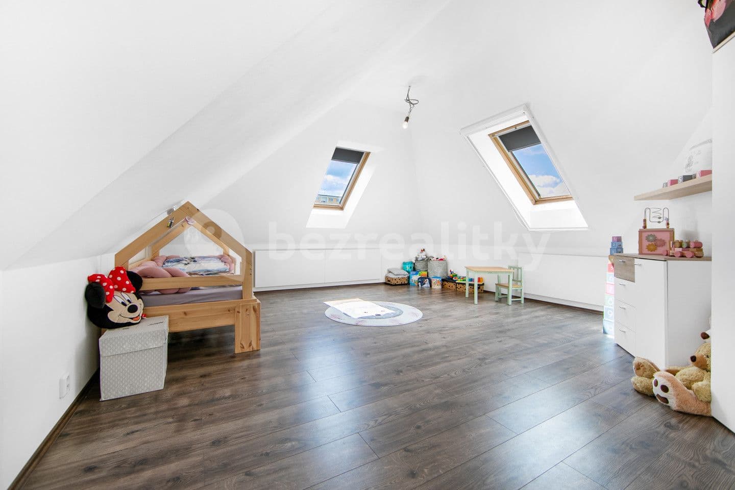3 bedroom with open-plan kitchen flat for sale, 132 m², Roztoky, Středočeský Region