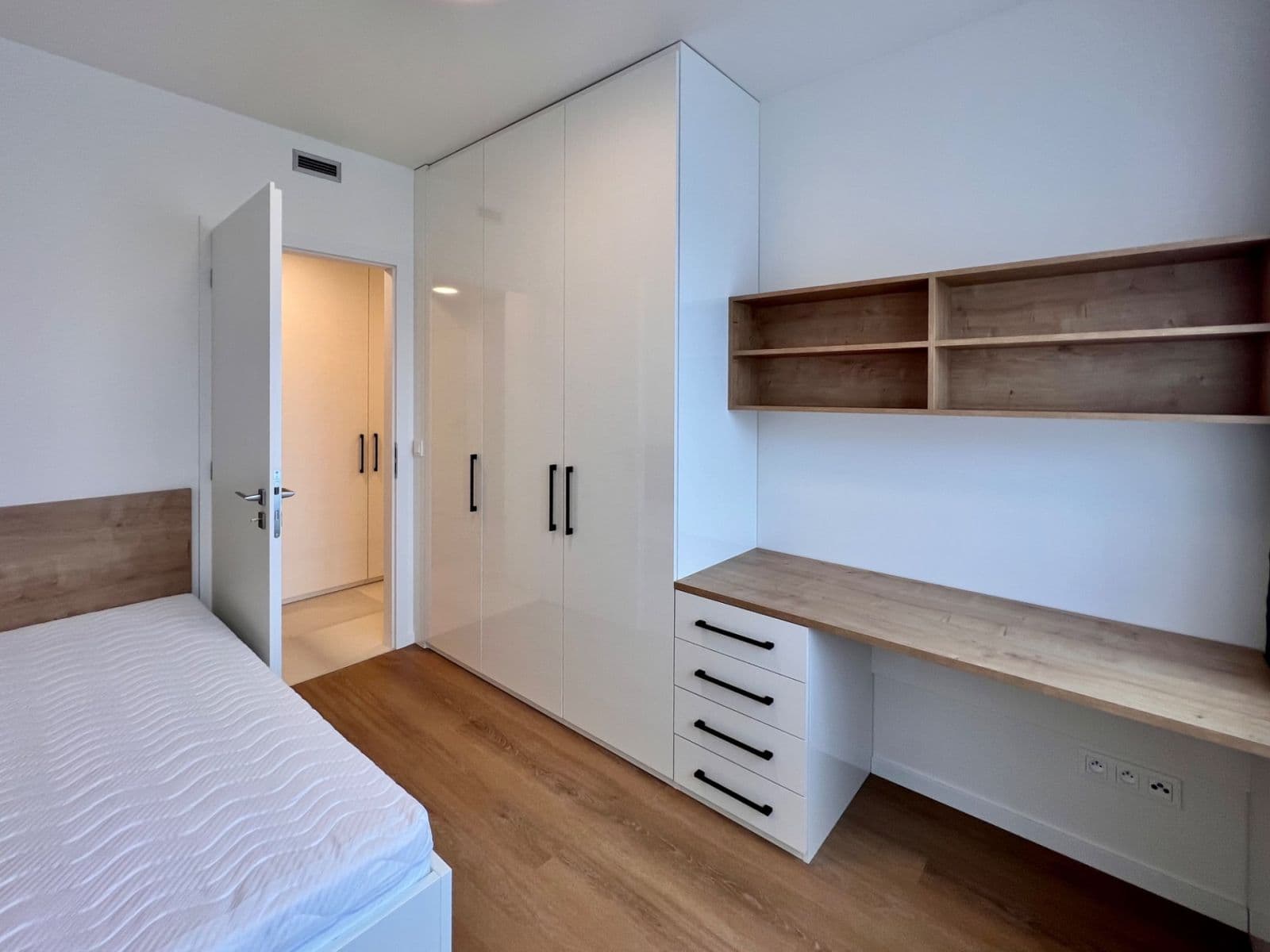 2 bedroom with open-plan kitchen flat to rent, 65 m², U Plynárny, Prague, Prague 2 bedroom with open-plan kitchen flat to rent, 65 m², U Plynárny, Prague, Prague