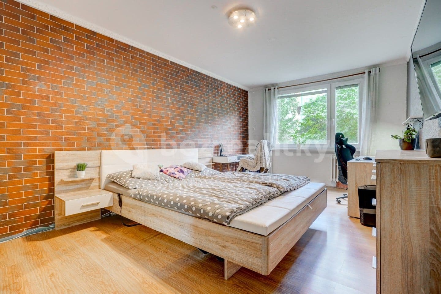 4 bedroom flat for sale, 99 m², Karla Čapka, Krupka, Ústecký Region