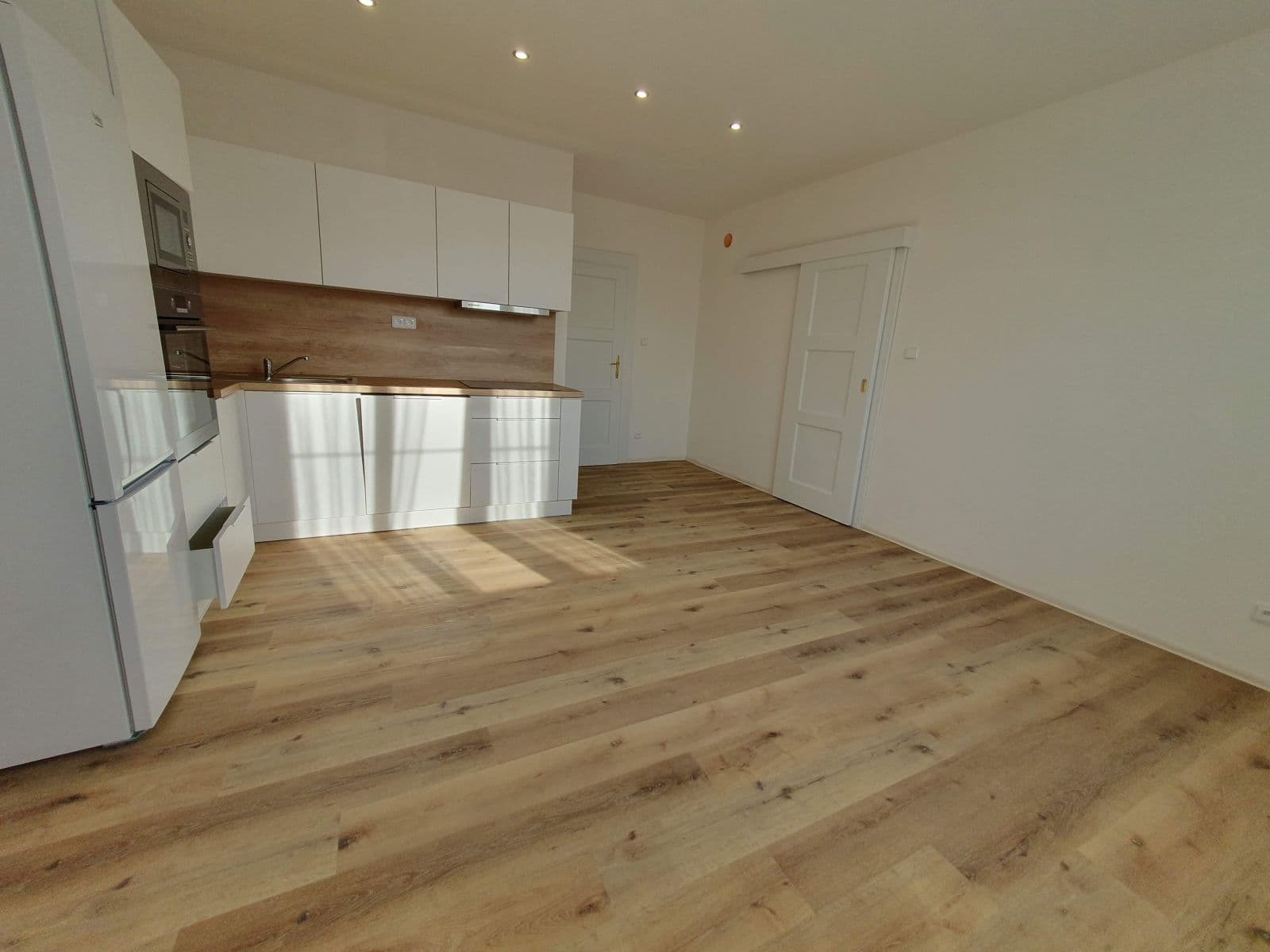3 bedroom with open-plan kitchen flat to rent, 160 m², Vochovská, Plzeň, Plzeňský Region 3 bedroom with open-plan kitchen flat to rent, 160 m², Vochovská, Plzeň, Plzeňský Region