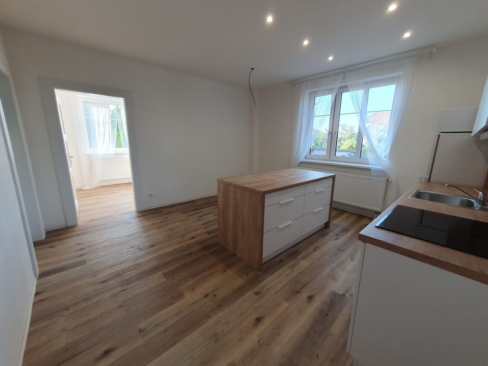 3 bedroom with open-plan kitchen flat to rent, 93 m², Vochovská, Plzeň, Plzeňský Region 3 bedroom with open-plan kitchen flat to rent, 93 m², Vochovská, Plzeň, Plzeňský Region