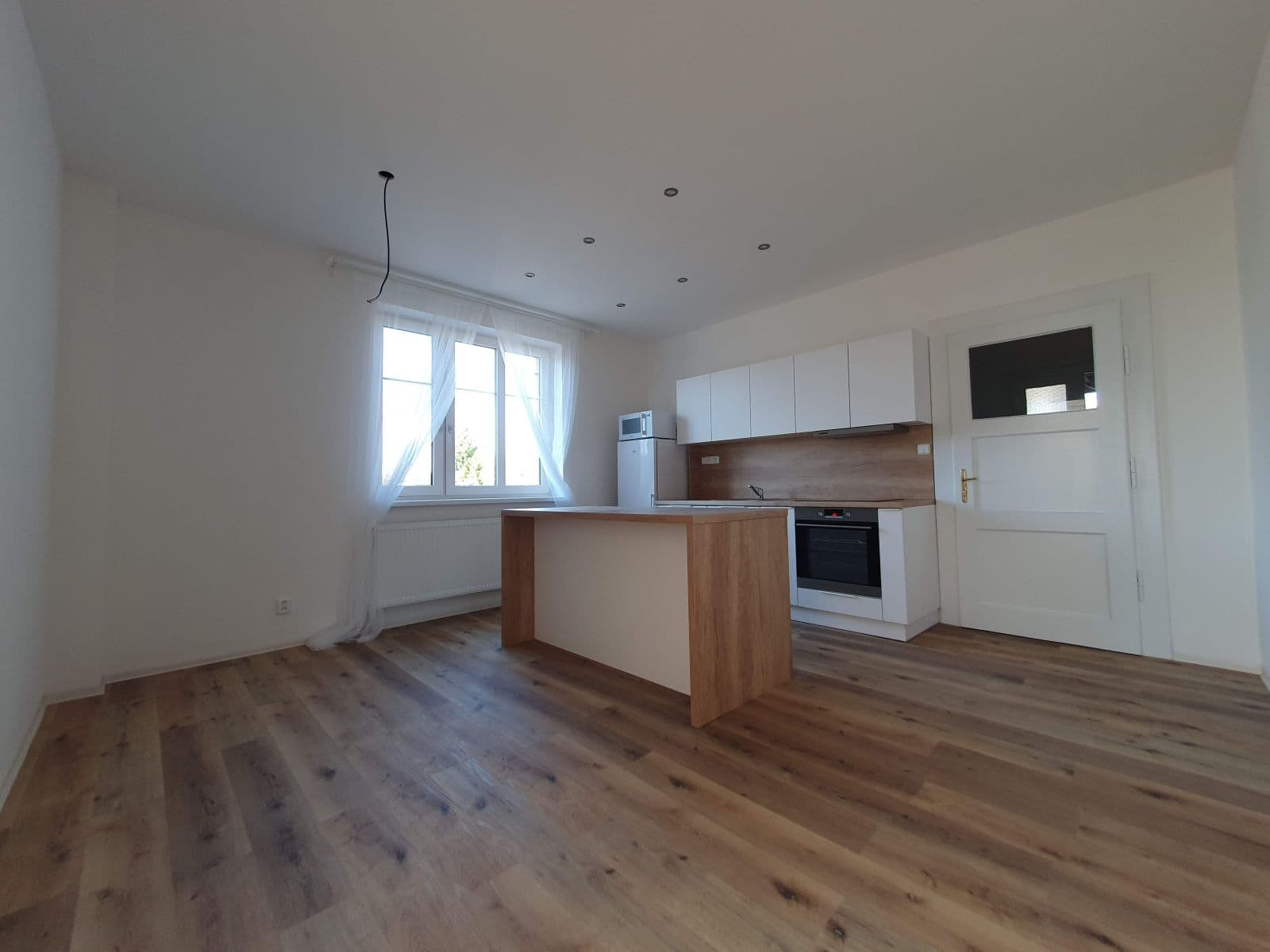 3 bedroom with open-plan kitchen flat to rent, 93 m², Vochovská, Plzeň, Plzeňský Region 3 bedroom with open-plan kitchen flat to rent, 93 m², Vochovská, Plzeň, Plzeňský Region