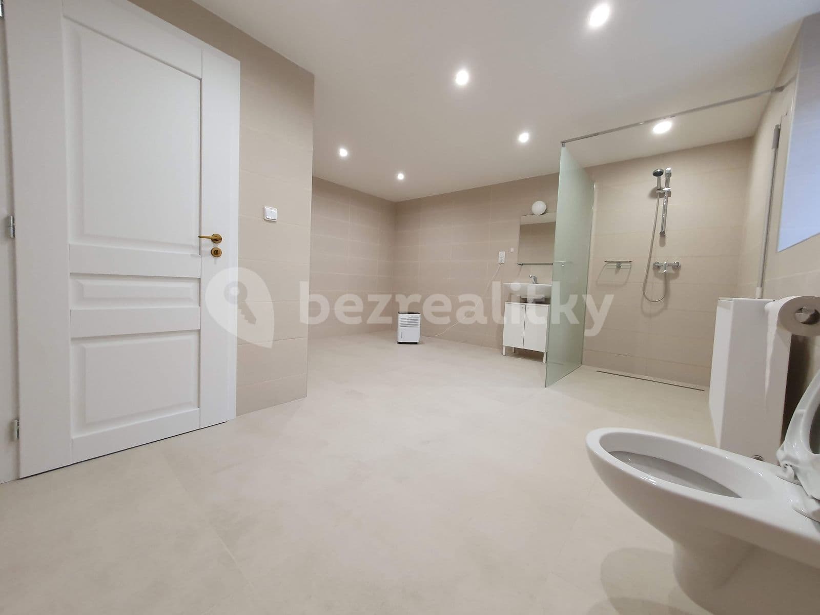 1 bedroom with open-plan kitchen flat to rent, 76 m², Vochovská, Plzeň, Plzeňský Region 1 bedroom with open-plan kitchen flat to rent, 76 m², Vochovská, Plzeň, Plzeňský Region