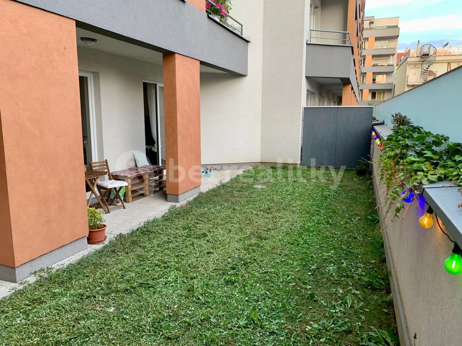 1 bedroom with open-plan kitchen flat to rent, 59 m², Petrohradská, Prague, Prague 1 bedroom with open-plan kitchen flat to rent, 59 m², Petrohradská, Prague, Prague