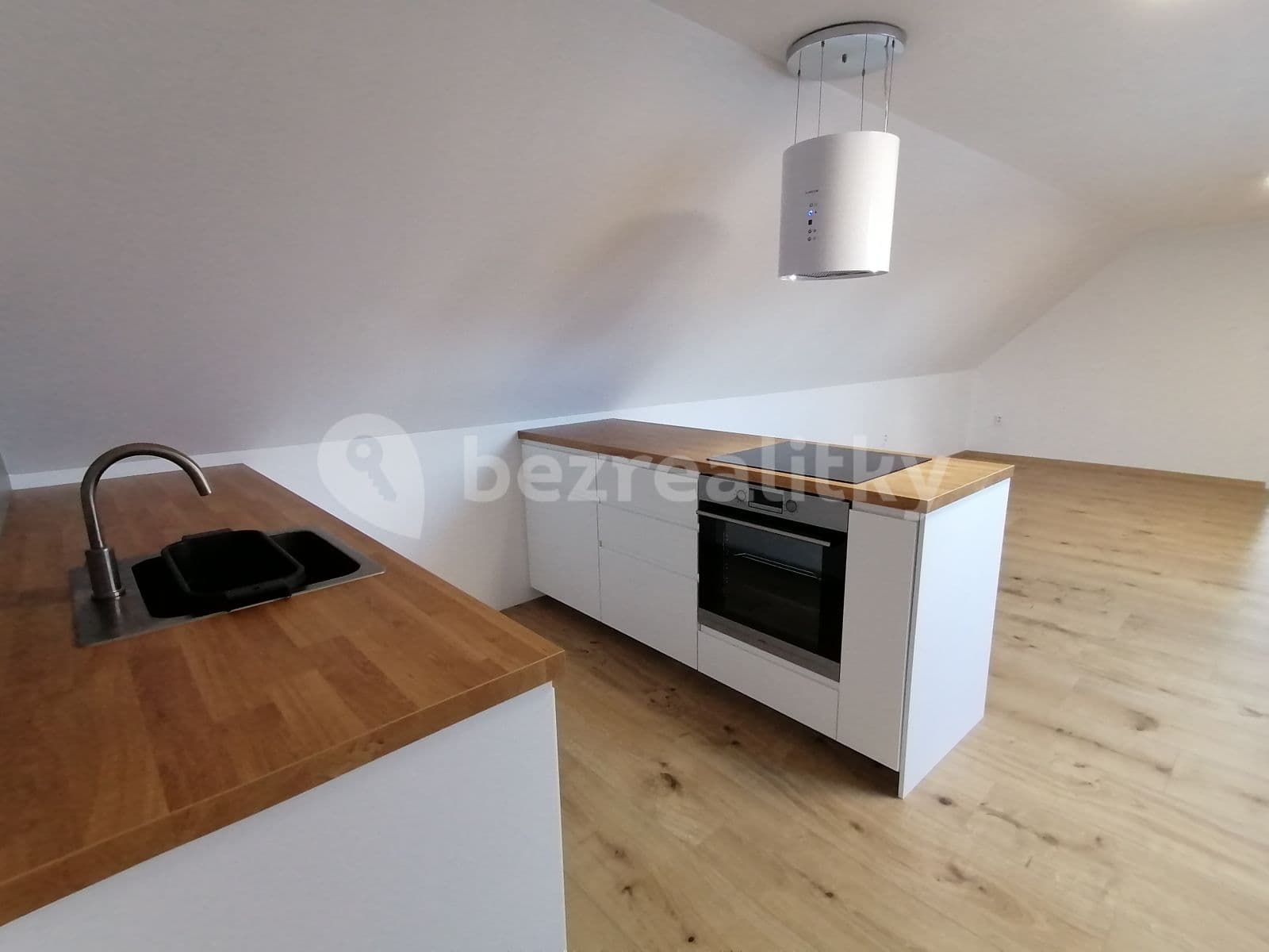 1 bedroom with open-plan kitchen flat to rent, 77 m², Dobrovická, Brodce, Středočeský Region 1 bedroom with open-plan kitchen flat to rent, 77 m², Dobrovická, Brodce, Středočeský Region