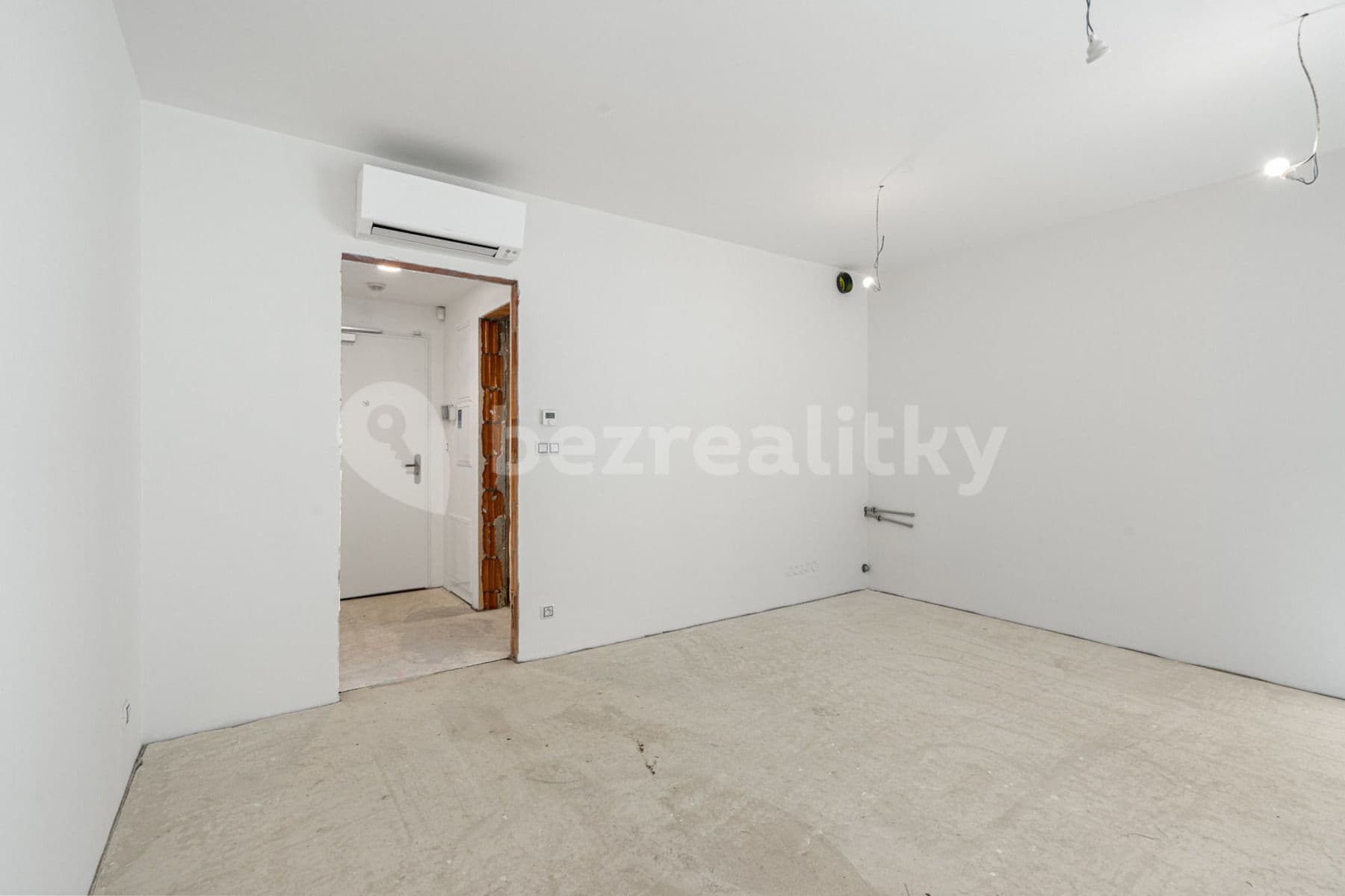 Studio flat for sale, 30 m², Lučištníků, Prague, Prague