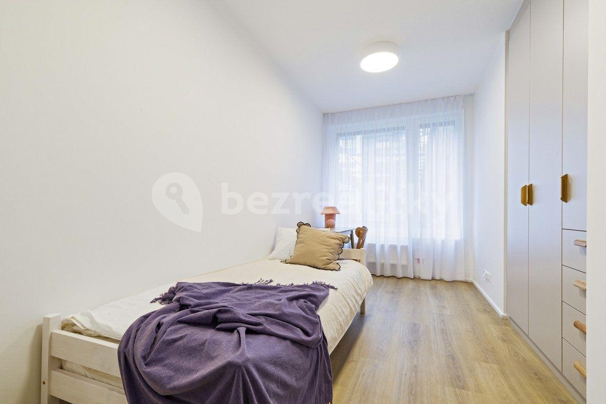 3 bedroom with open-plan kitchen flat to rent, 101 m², U Pergamenky, Prague, Prague
