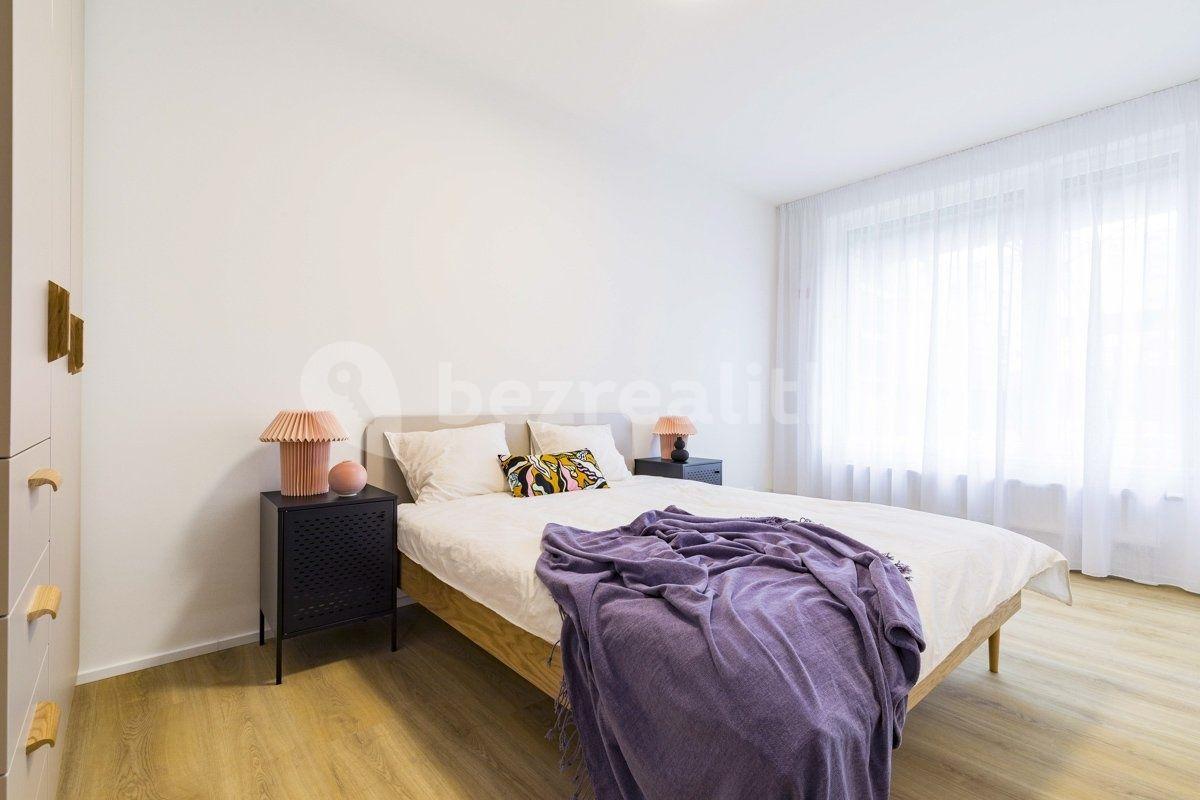 3 bedroom with open-plan kitchen flat to rent, 101 m², U Pergamenky, Prague, Prague