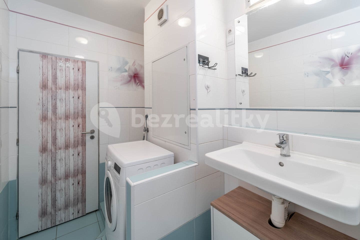 2 bedroom flat for sale, 55 m², Zárubova, Prague, Prague