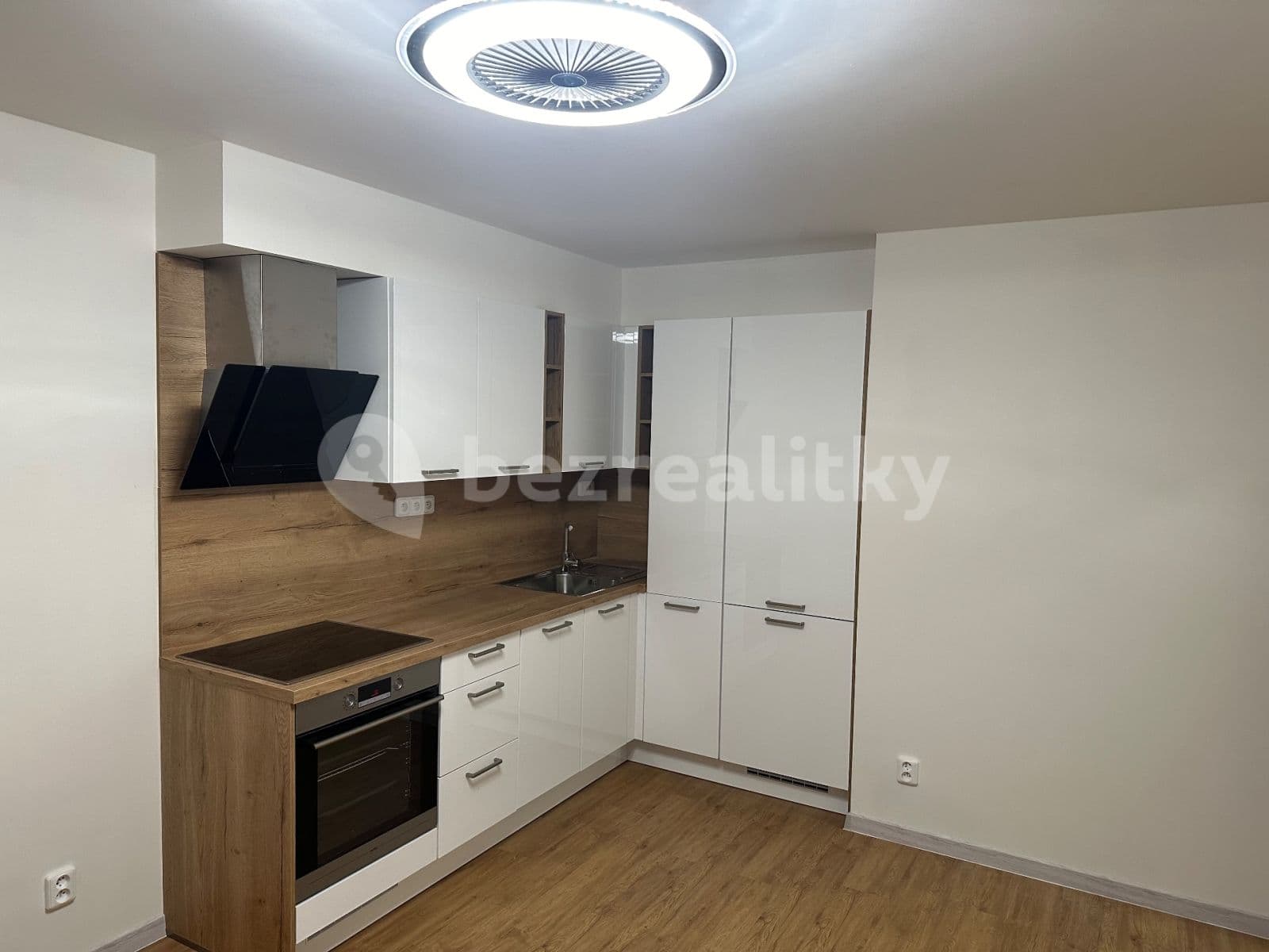 1 bedroom with open-plan kitchen flat to rent, 39 m², Michelská, Prague, Prague 1 bedroom with open-plan kitchen flat to rent, 39 m², Michelská, Prague, Prague