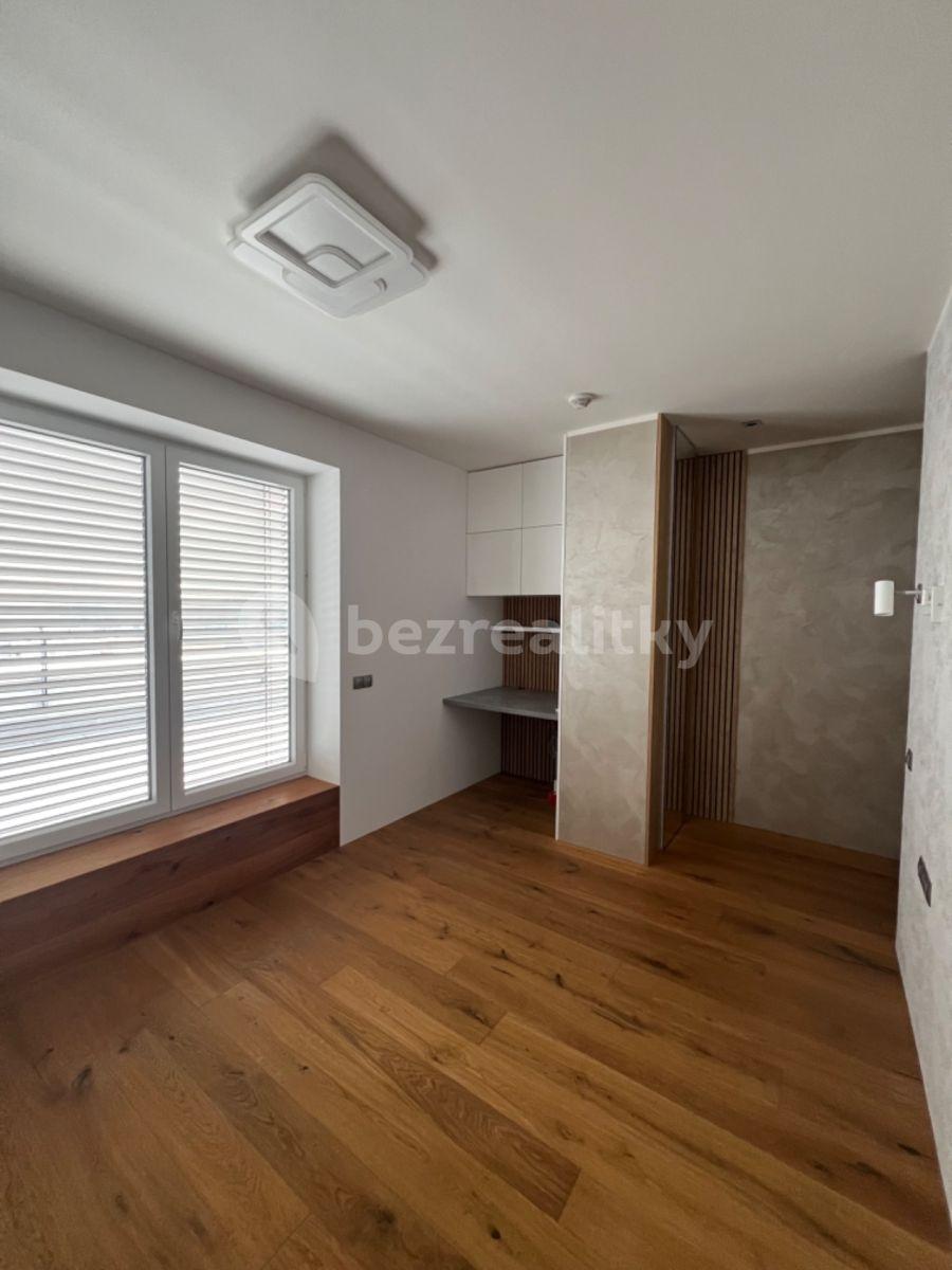 3 bedroom with open-plan kitchen flat for sale, 170 m², Listnatá, Brno, Jihomoravský Region