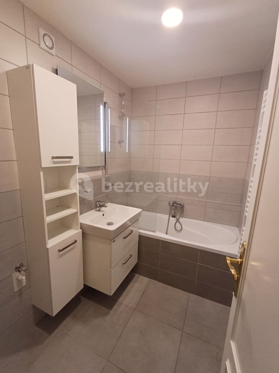 2 bedroom with open-plan kitchen flat for sale, 64 m², Famfulíkova, Prague, Prague