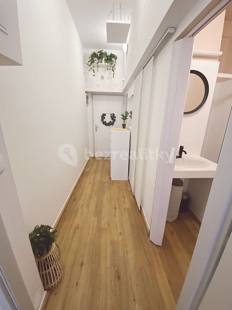 Studio flat to rent, 30 m², Biskupcova, Prague, Prague Studio flat to rent, 30 m², Biskupcova, Prague, Prague