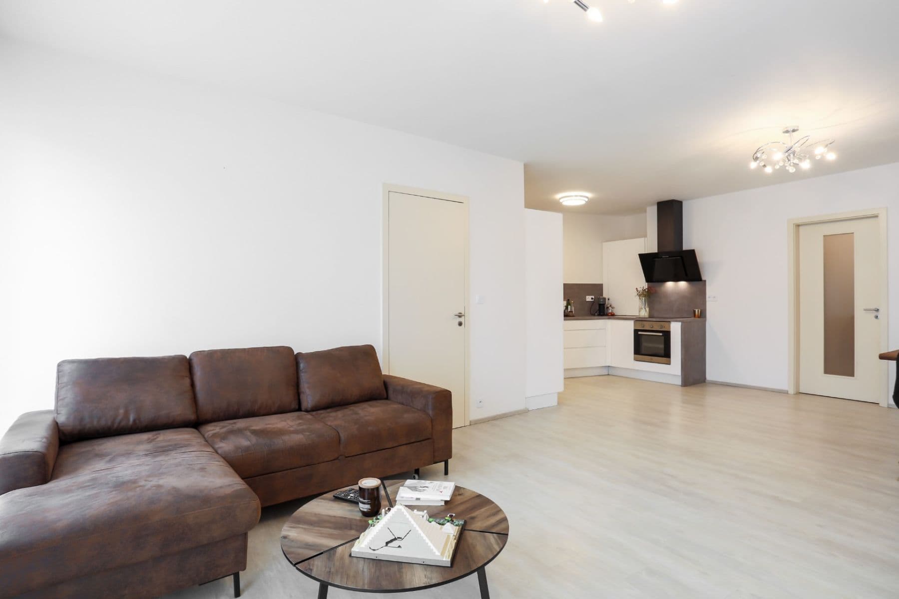 2 bedroom with open-plan kitchen flat to rent, 88 m², Hlavní, Průhonice, Středočeský Region 2 bedroom with open-plan kitchen flat to rent, 88 m², Hlavní, Průhonice, Středočeský Region