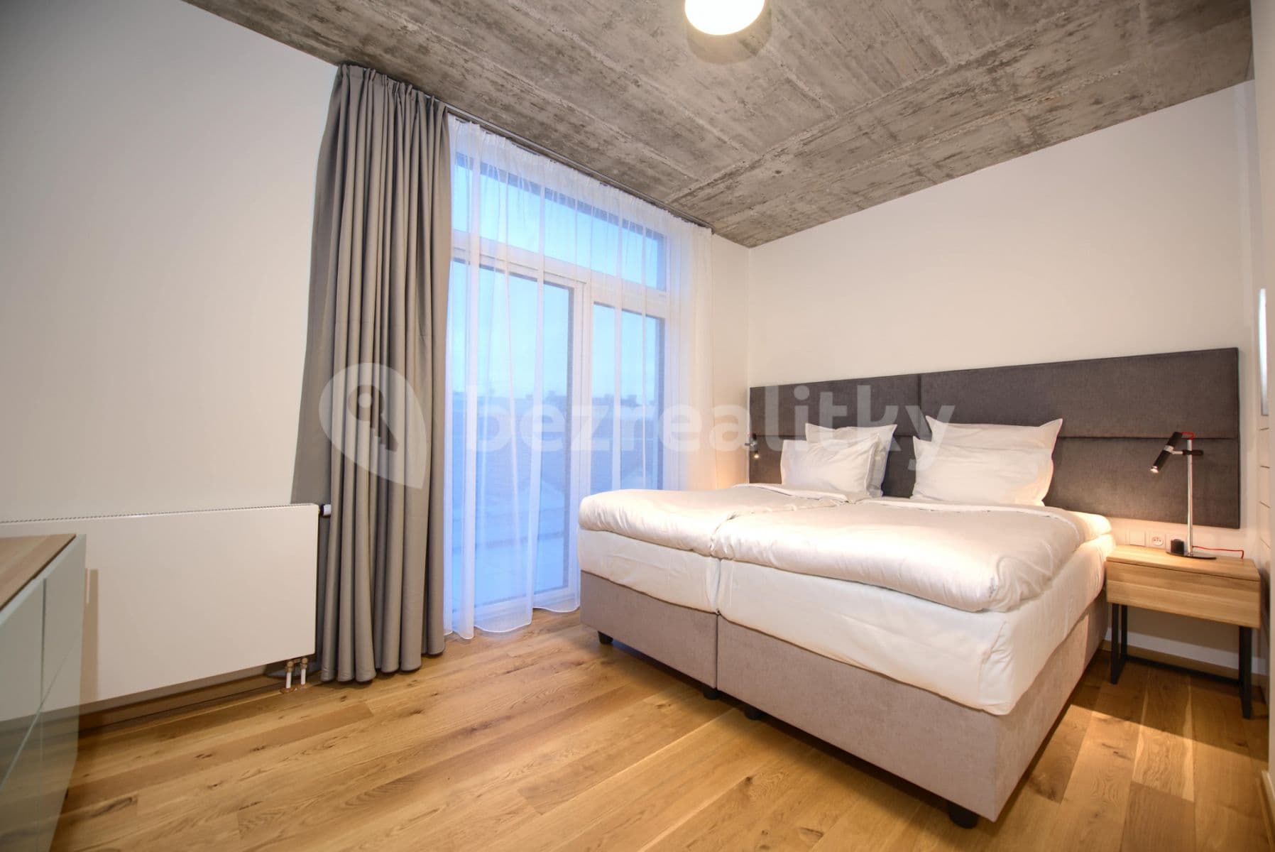 2 bedroom with open-plan kitchen flat to rent, 90 m², Soukenická, Prague, Prague