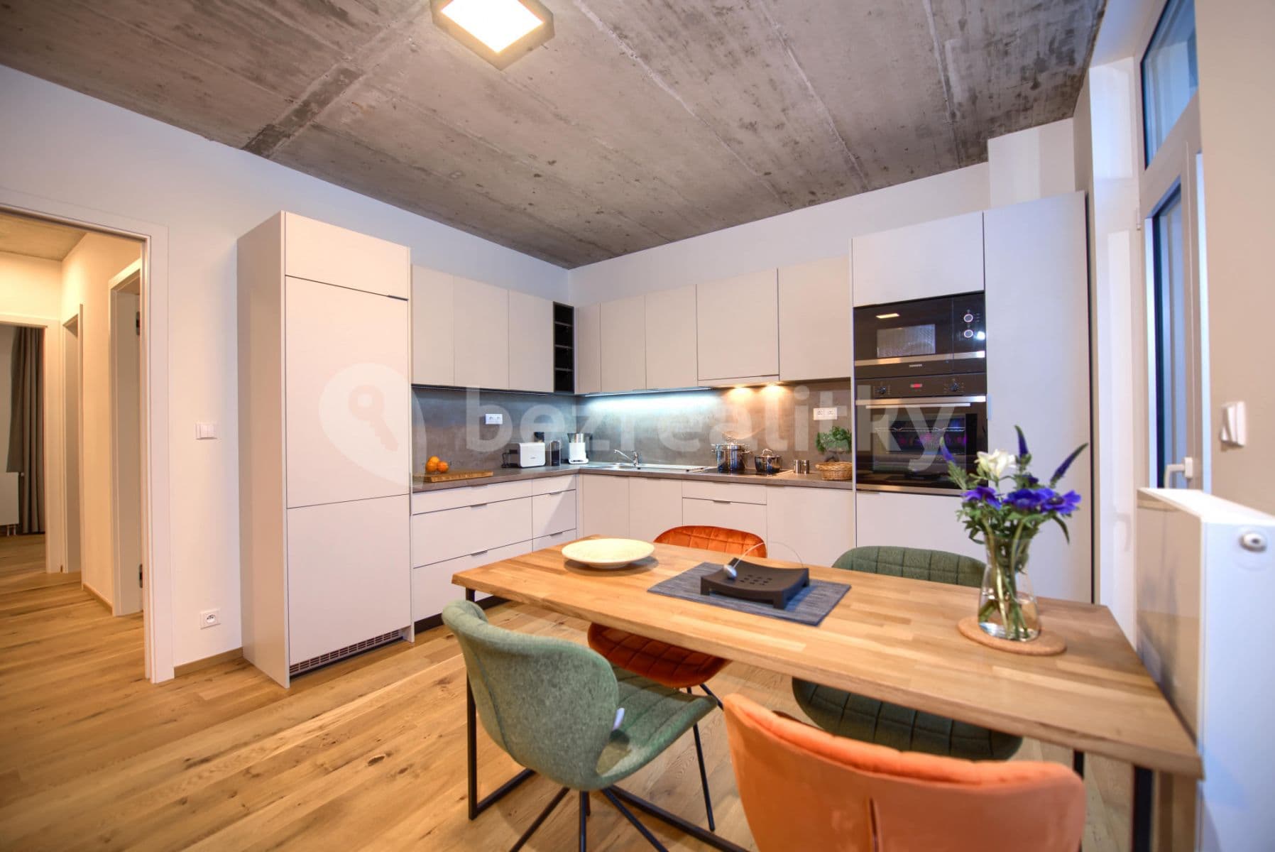 2 bedroom with open-plan kitchen flat to rent, 90 m², Soukenická, Prague, Prague