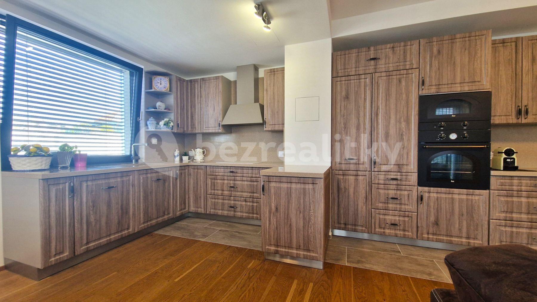 3 bedroom with open-plan kitchen flat for sale, 120 m², Pod Dvorem, Prague, Prague