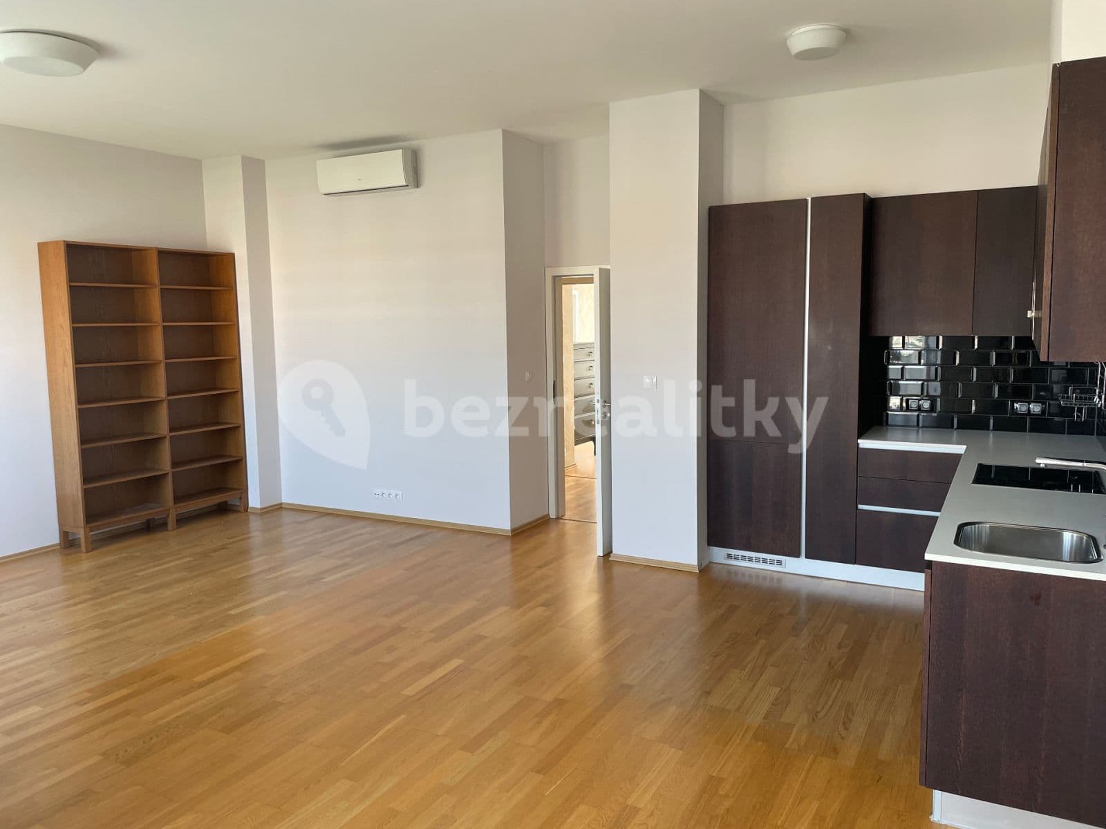2 bedroom with open-plan kitchen flat to rent, 85 m², Tupolevova, Prague, Prague 2 bedroom with open-plan kitchen flat to rent, 85 m², Tupolevova, Prague, Prague