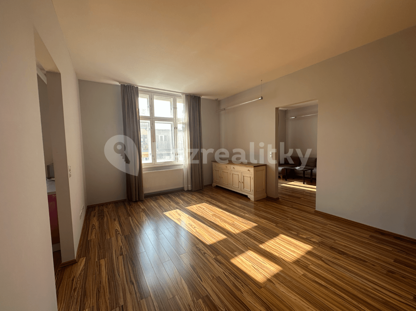 5 bedroom with open-plan kitchen flat to rent, 200 m², Dobrovského, Prague, Prague