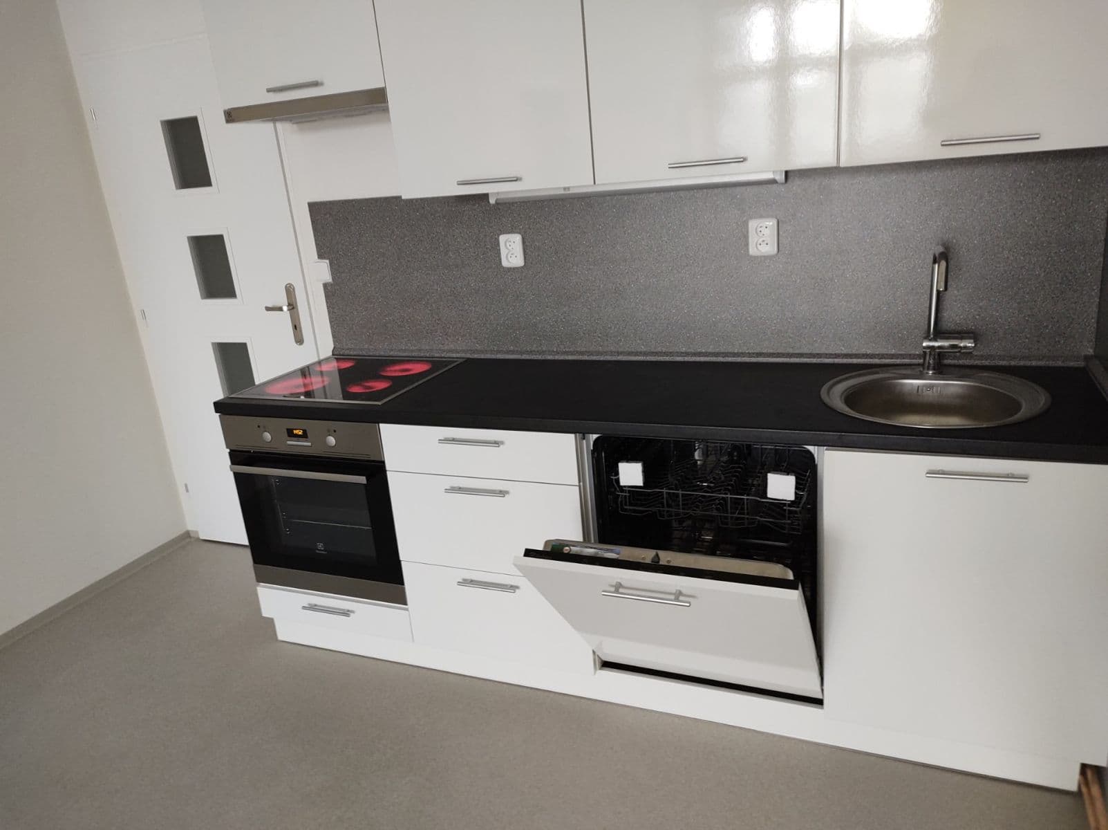 1 bedroom with open-plan kitchen flat to rent, 61 m², Hrubínova, Litoměřice, Ústecký Region 1 bedroom with open-plan kitchen flat to rent, 61 m², Hrubínova, Litoměřice, Ústecký Region