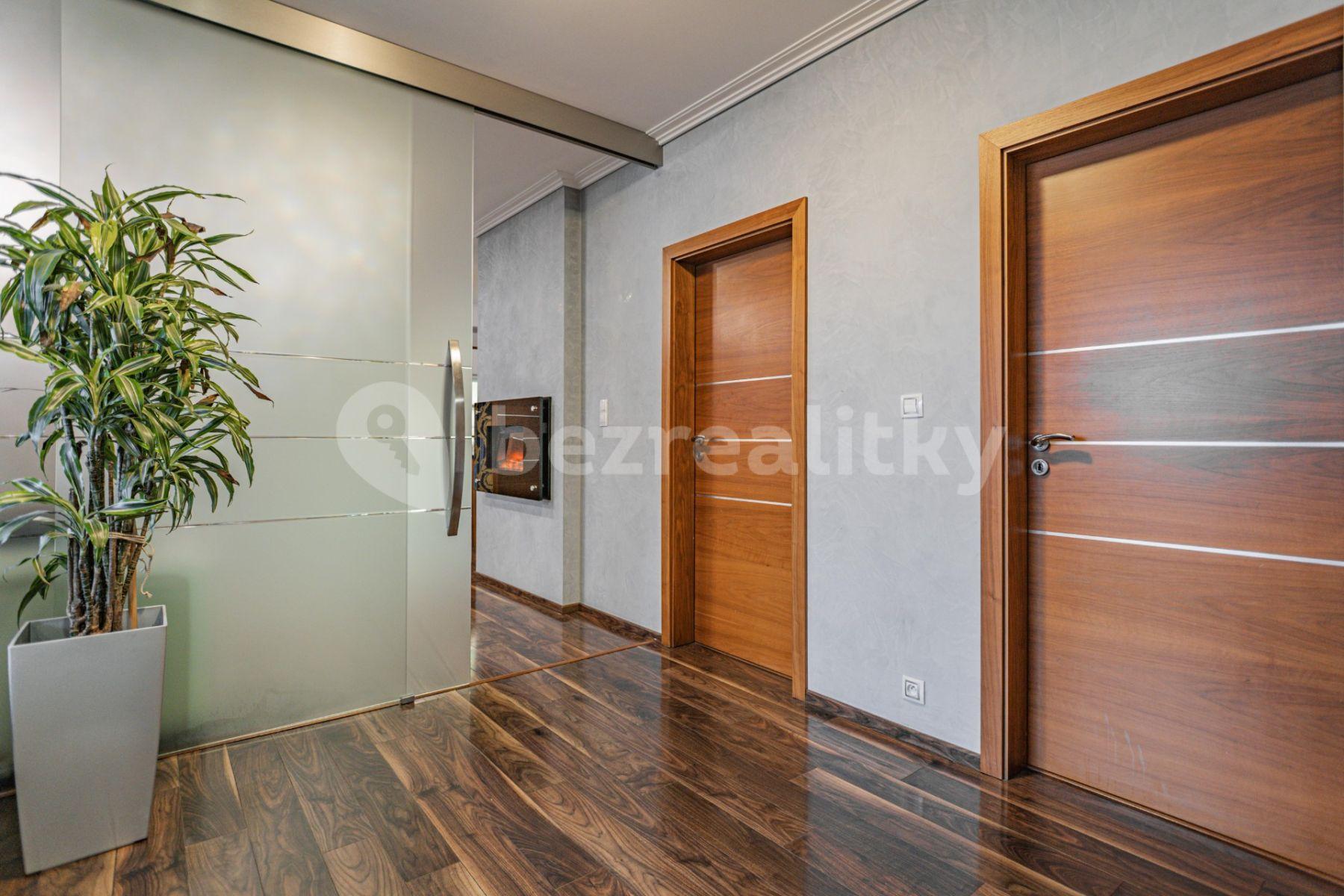 4 bedroom with open-plan kitchen flat for sale, 125 m², Trmická, Prague, Prague