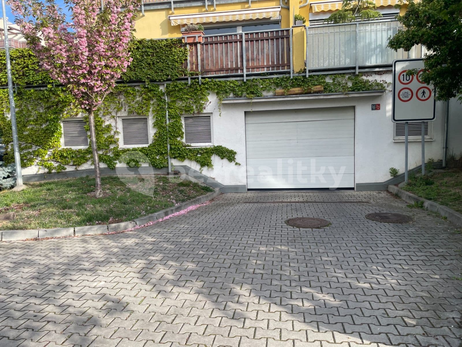 garage to rent, 17 m², Wiesenthalova, Prague, Prague garage to rent, 17 m², Wiesenthalova, Prague, Prague