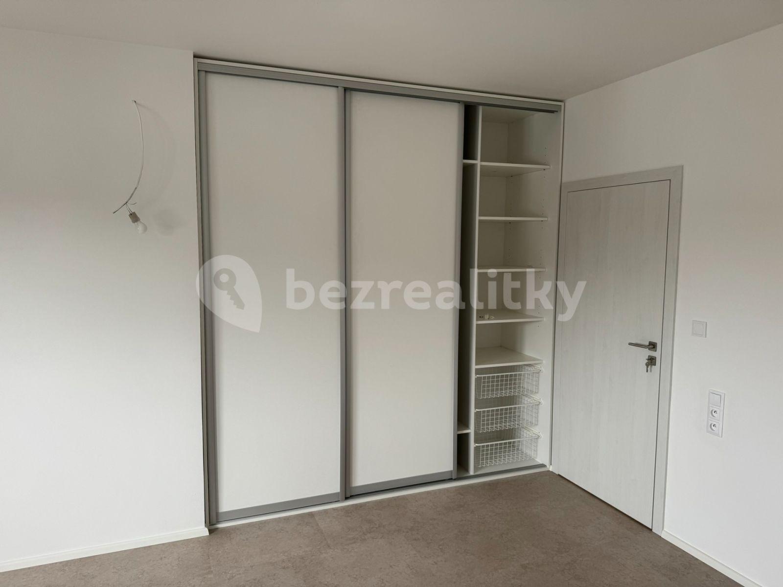 3 bedroom flat to rent, 96 m², Listopadová, Prague, Prague