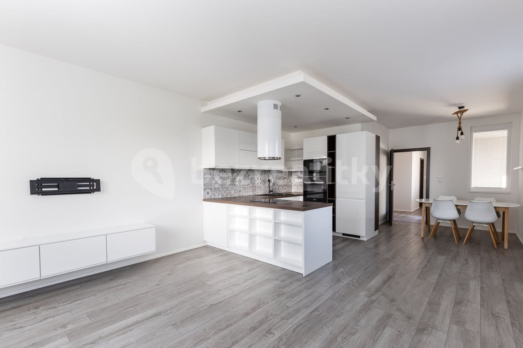 3 bedroom with open-plan kitchen flat to rent, 108 m², Zakšínská, Prague, Prague