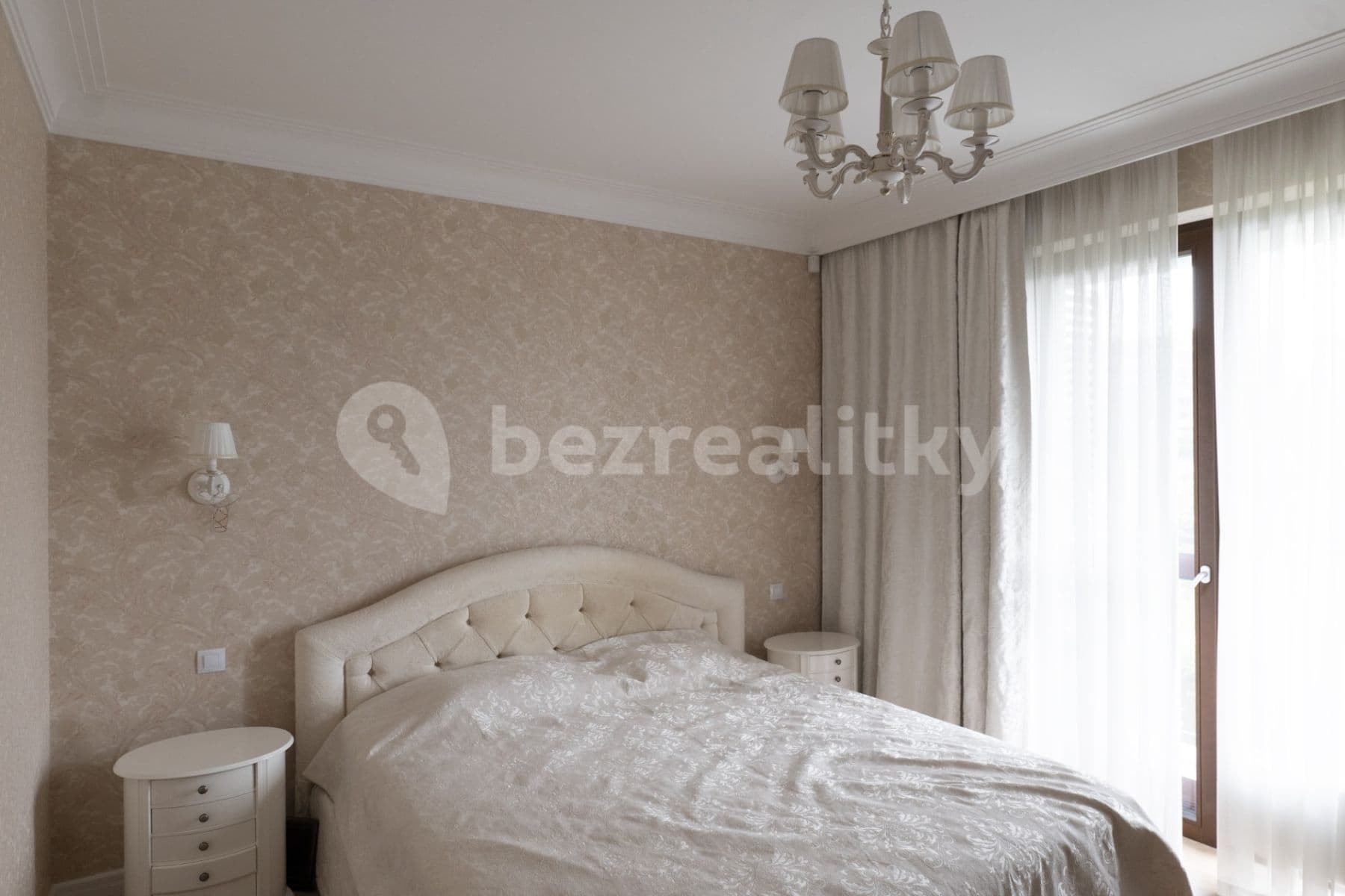 4 bedroom with open-plan kitchen flat to rent, 142 m², Učňovská, Prague, Prague
