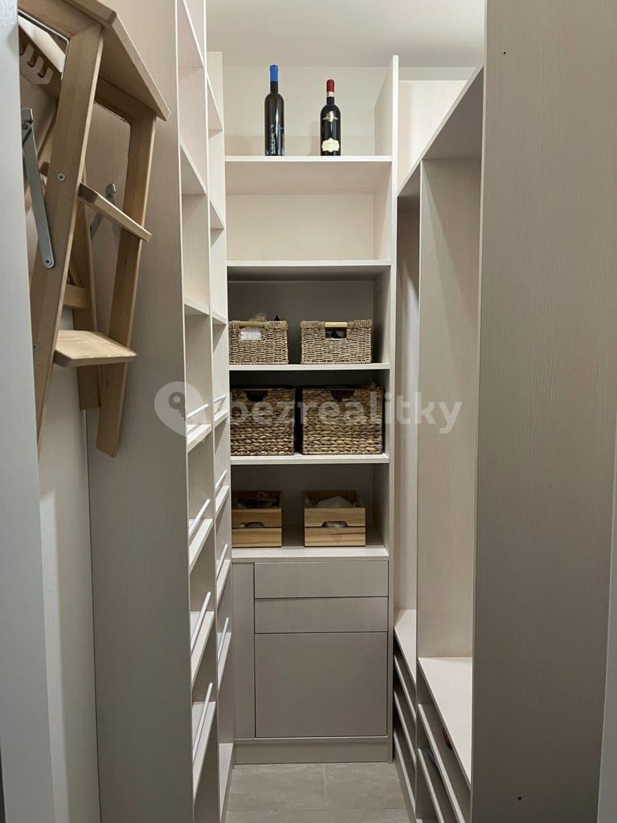 1 bedroom with open-plan kitchen flat to rent, 64 m², Zvěřinova, Prague, Prague 1 bedroom with open-plan kitchen flat to rent, 64 m², Zvěřinova, Prague, Prague