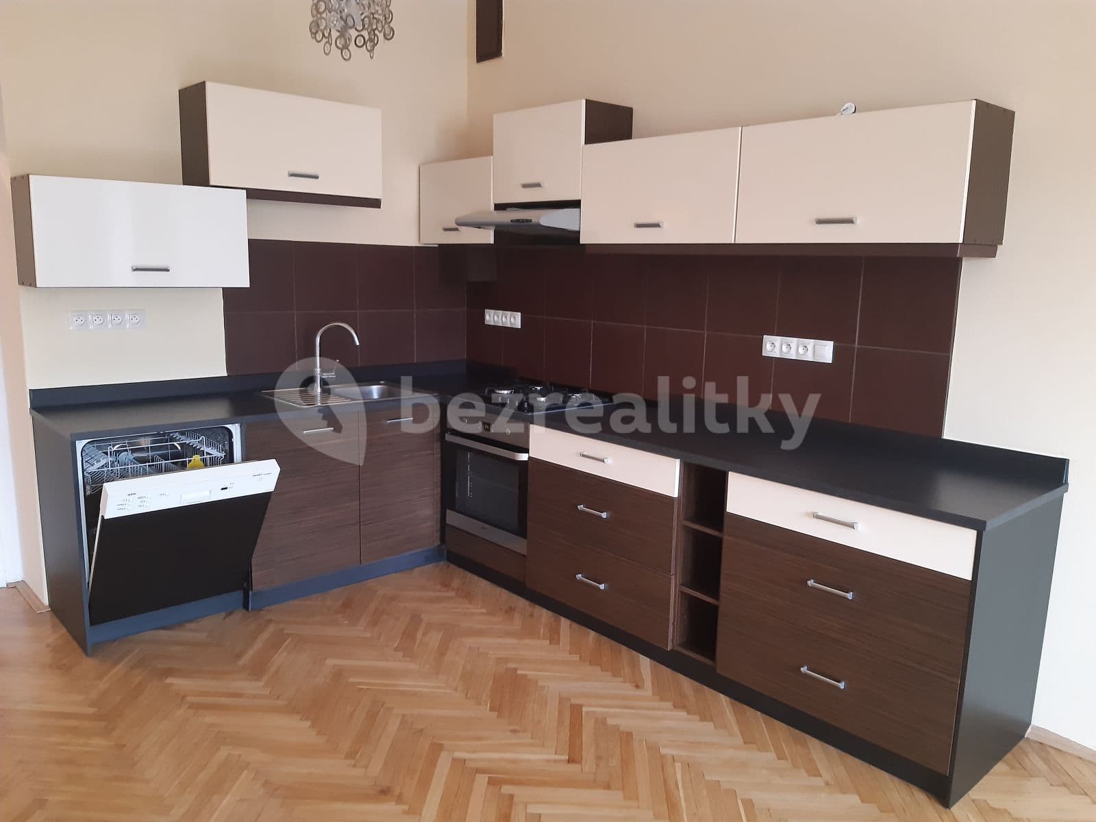 3 bedroom with open-plan kitchen flat to rent, 96 m², Biskupcova, Prague, Prague 3 bedroom with open-plan kitchen flat to rent, 96 m², Biskupcova, Prague, Prague