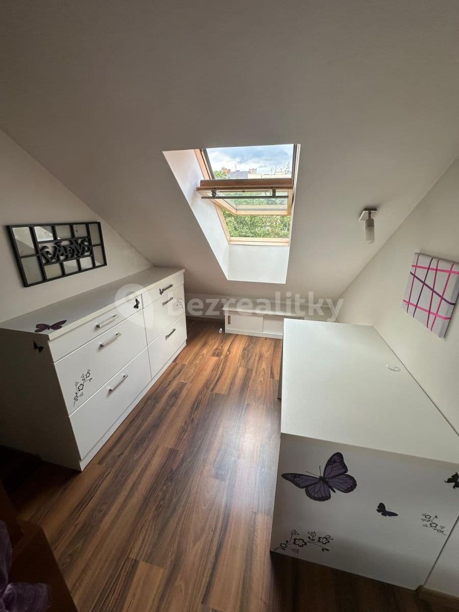 1 bedroom with open-plan kitchen flat to rent, 47 m², Hradešínská, Prague, Prague 1 bedroom with open-plan kitchen flat to rent, 47 m², Hradešínská, Prague, Prague