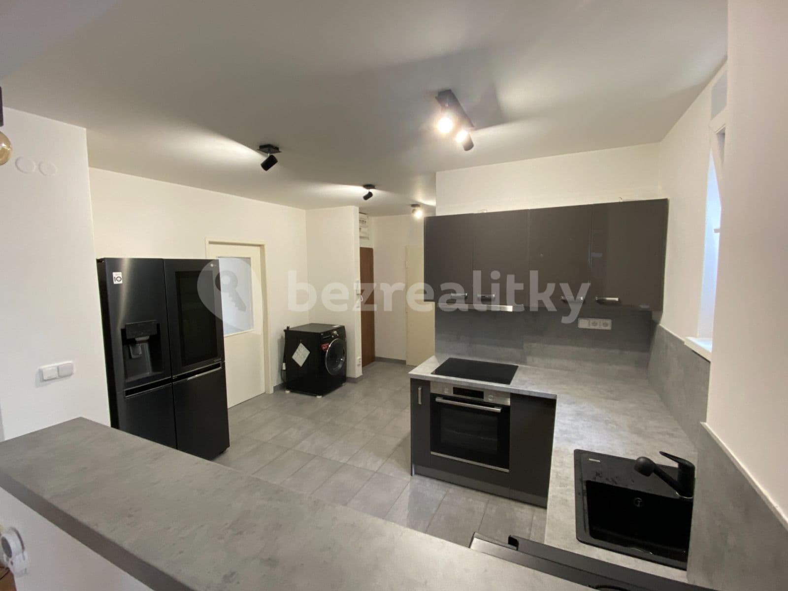 2 bedroom with open-plan kitchen flat to rent, 72 m², Grafická, Prague, Prague 2 bedroom with open-plan kitchen flat to rent, 72 m², Grafická, Prague, Prague