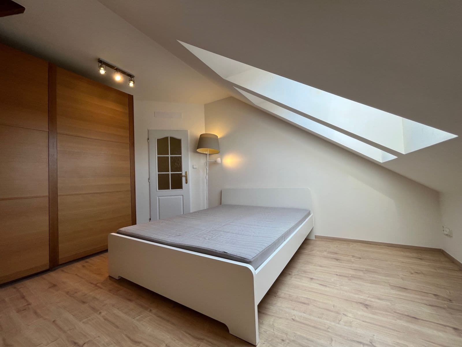 3 bedroom with open-plan kitchen flat to rent, 100 m², Pod Kavalírkou, Prague, Prague 3 bedroom with open-plan kitchen flat to rent, 100 m², Pod Kavalírkou, Prague, Prague