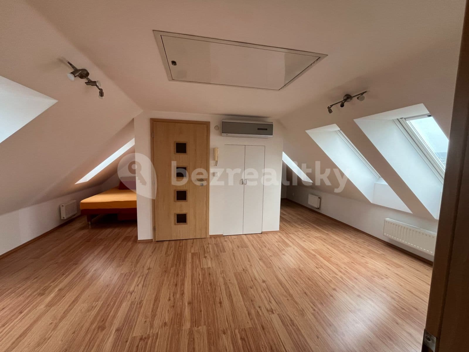 2 bedroom with open-plan kitchen flat to rent, 120 m², Bohatcova, Brno, Jihomoravský Region 2 bedroom with open-plan kitchen flat to rent, 120 m², Bohatcova, Brno, Jihomoravský Region