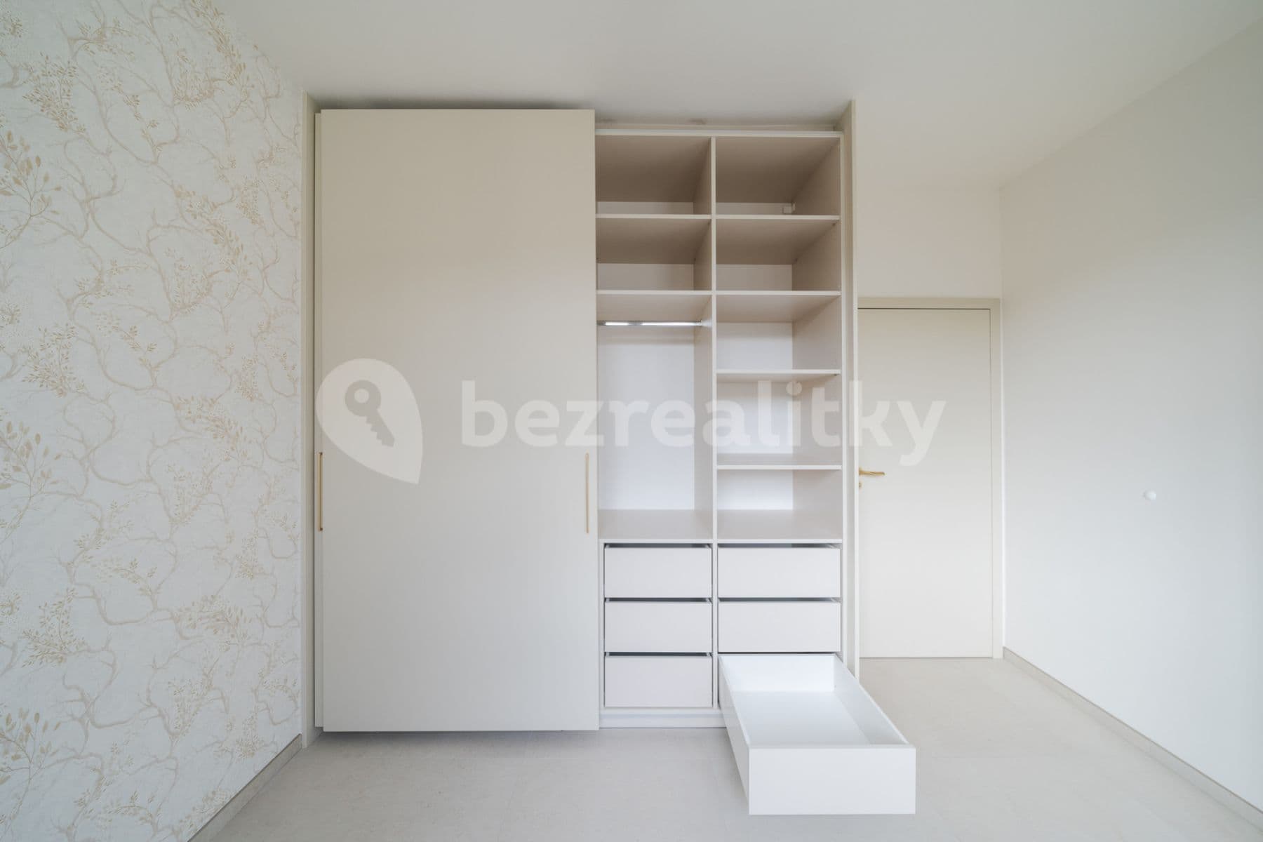 2 bedroom with open-plan kitchen flat to rent, 72 m², Kolínská, Prague, Prague 2 bedroom with open-plan kitchen flat to rent, 72 m², Kolínská, Prague, Prague