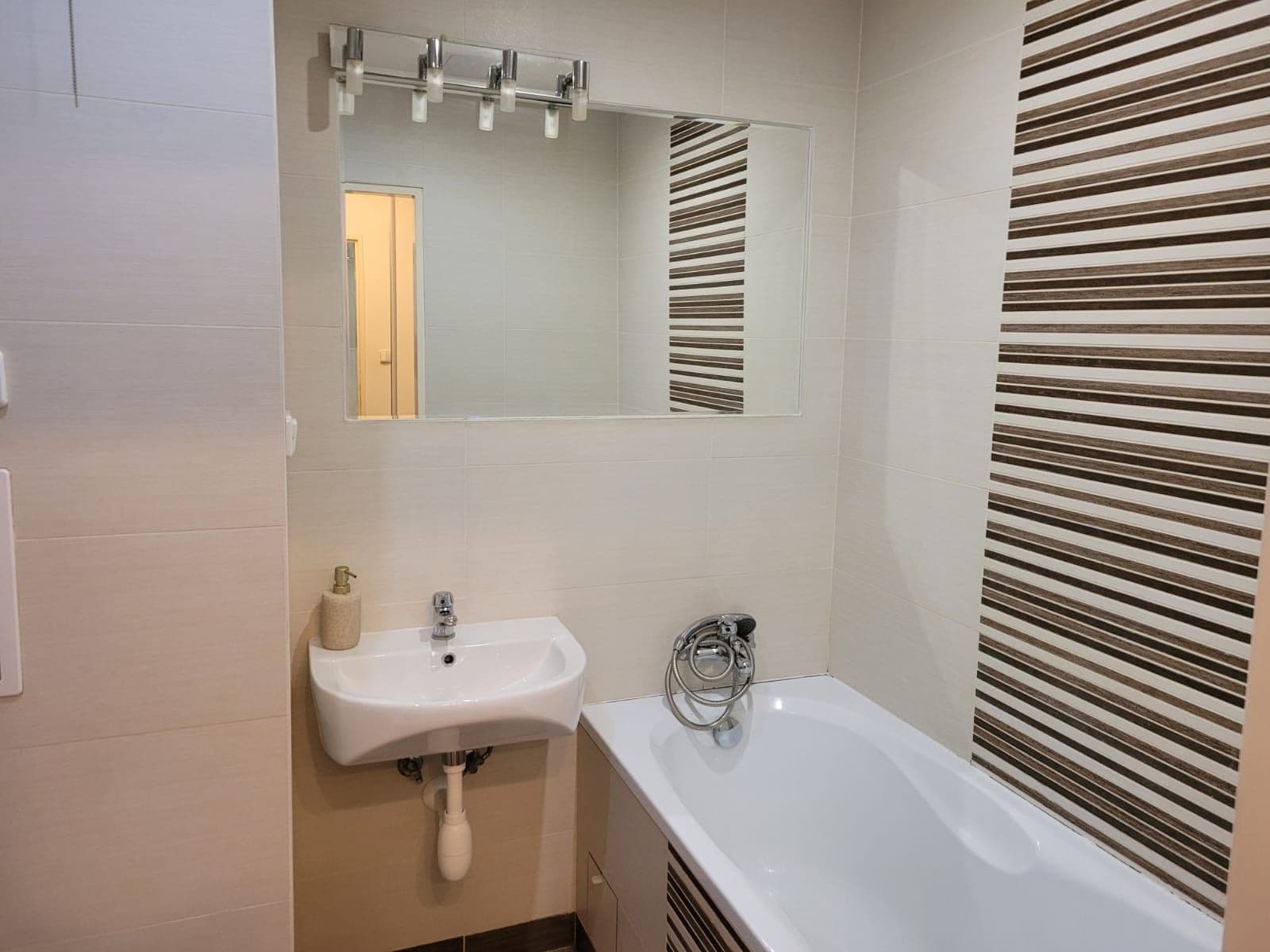 1 bedroom with open-plan kitchen flat to rent, 42 m², Ratibořská, Prague, Prague 1 bedroom with open-plan kitchen flat to rent, 42 m², Ratibořská, Prague, Prague