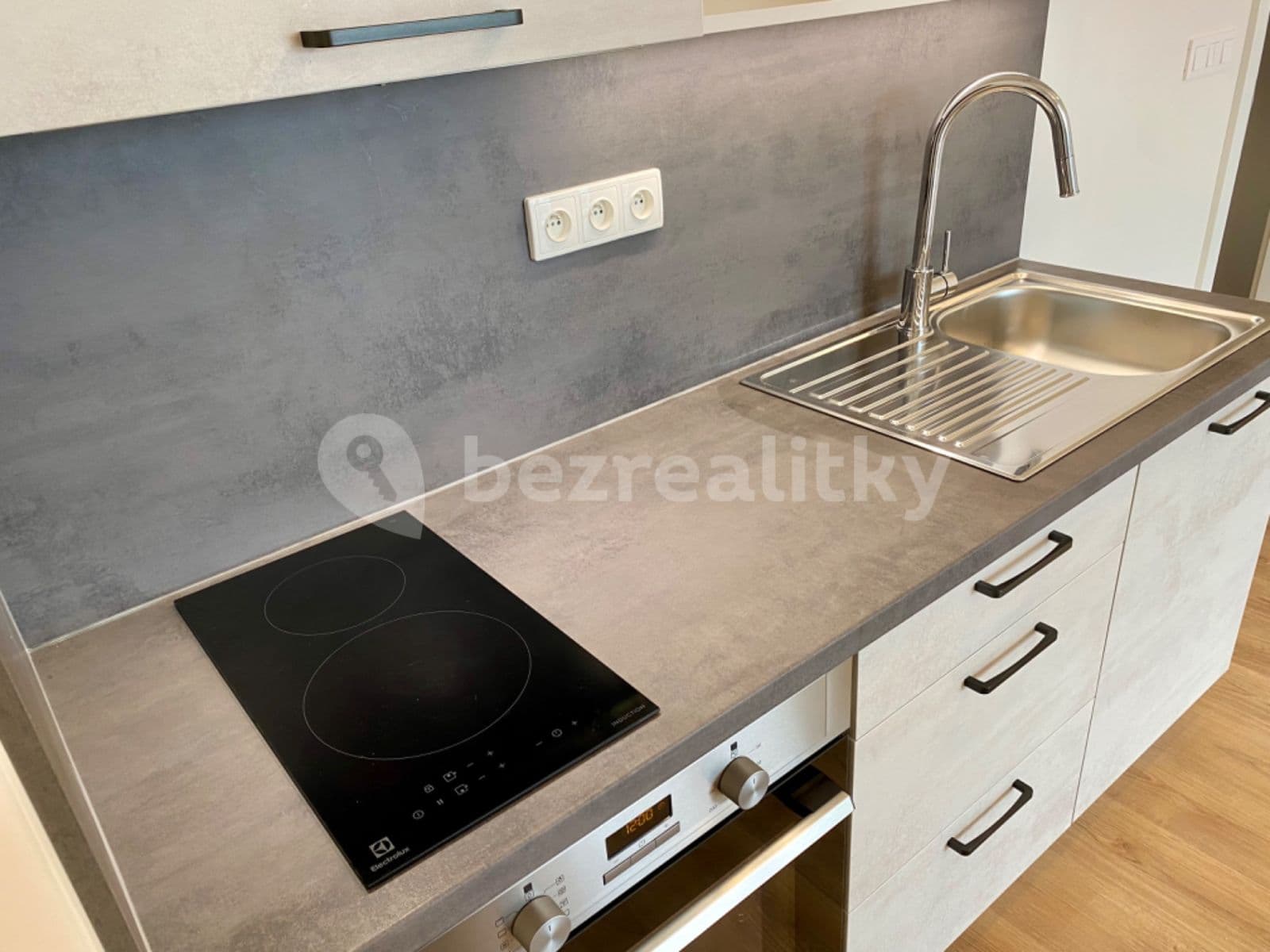 Studio flat to rent, 30 m², U Židovského hřbitova, Beroun, Středočeský Region Studio flat to rent, 30 m², U Židovského hřbitova, Beroun, Středočeský Region