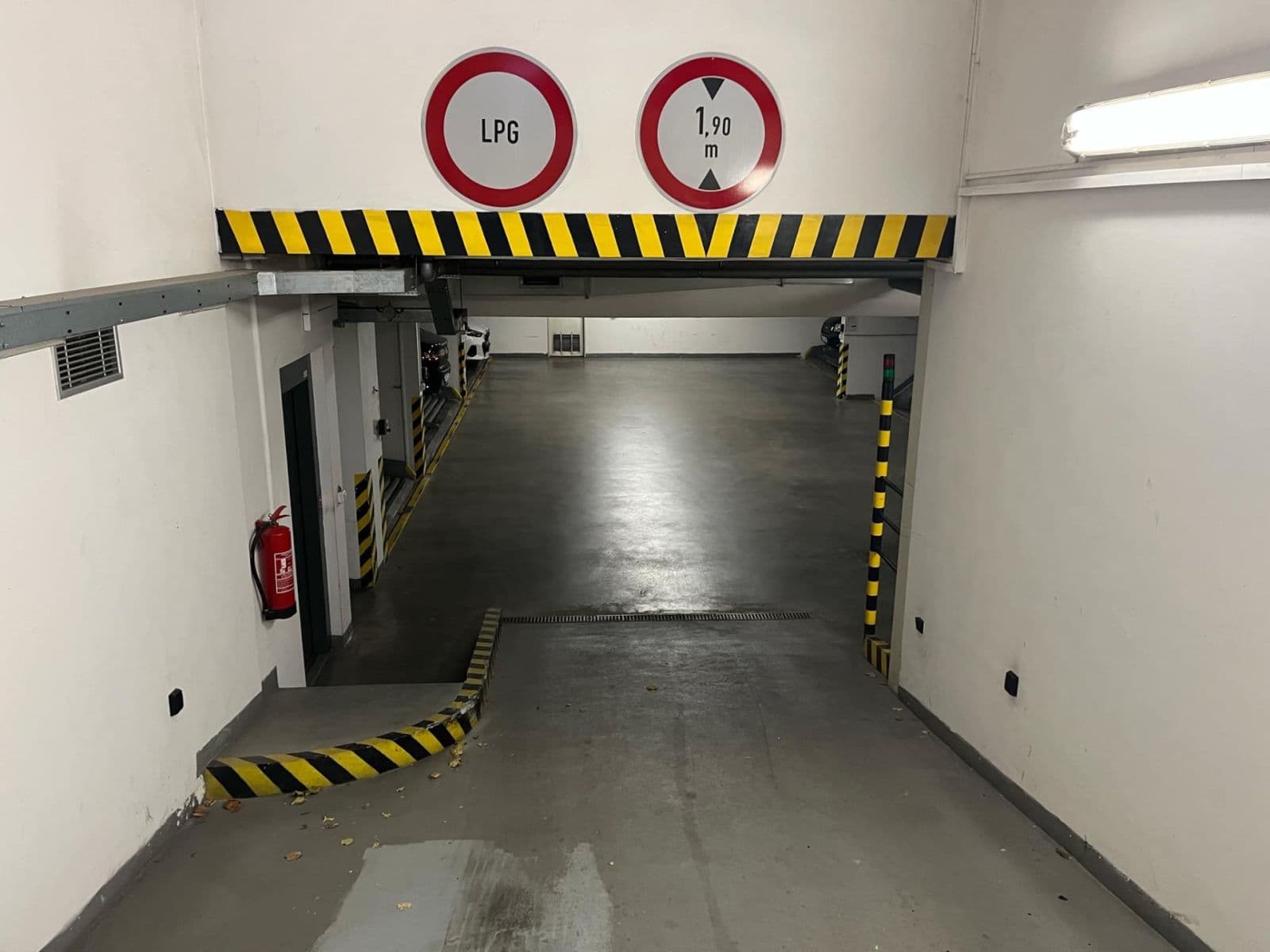 garage to rent, 14 m², Kašparovo náměstí, Prague, Prague garage to rent, 14 m², Kašparovo náměstí, Prague, Prague