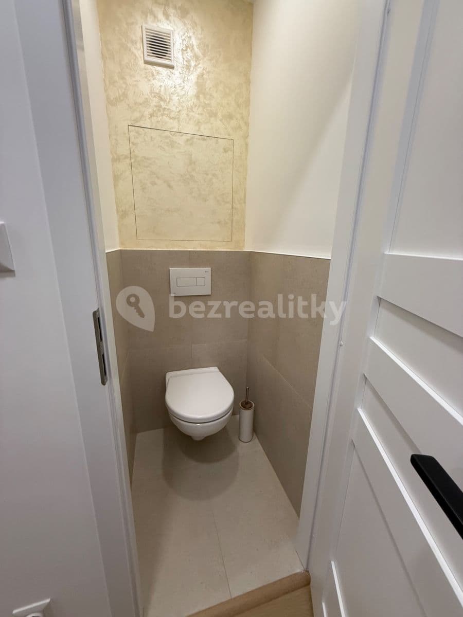 3 bedroom with open-plan kitchen flat to rent, 90 m², Škroupova, Hradec Králové, Královéhradecký Region 3 bedroom with open-plan kitchen flat to rent, 90 m², Škroupova, Hradec Králové, Královéhradecký Region