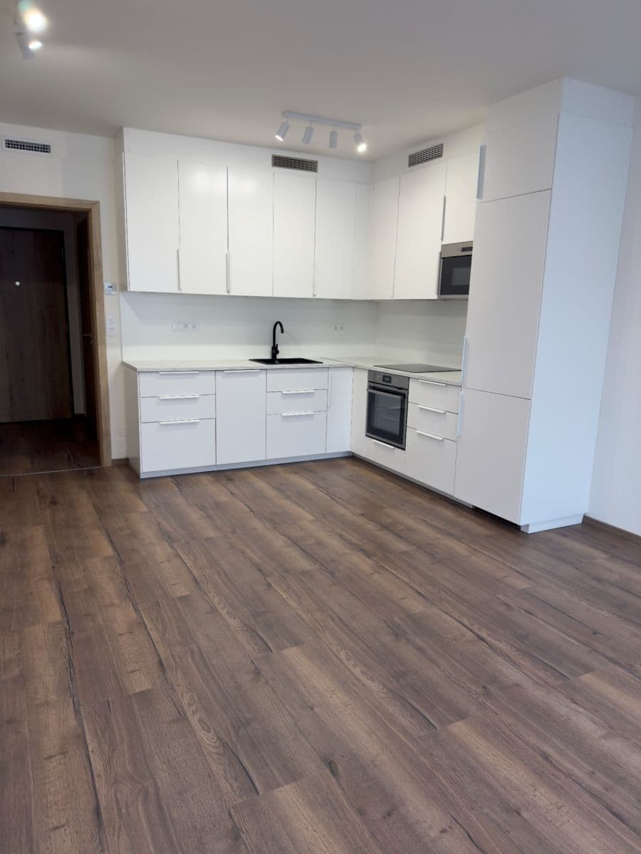 1 bedroom with open-plan kitchen flat to rent, 54 m², Kolbenova, Prague, Prague 1 bedroom with open-plan kitchen flat to rent, 54 m², Kolbenova, Prague, Prague