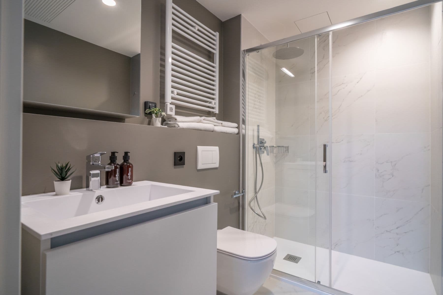 1 bedroom with open-plan kitchen flat to rent, 45 m², Legerova, Prague, Prague 1 bedroom with open-plan kitchen flat to rent, 45 m², Legerova, Prague, Prague