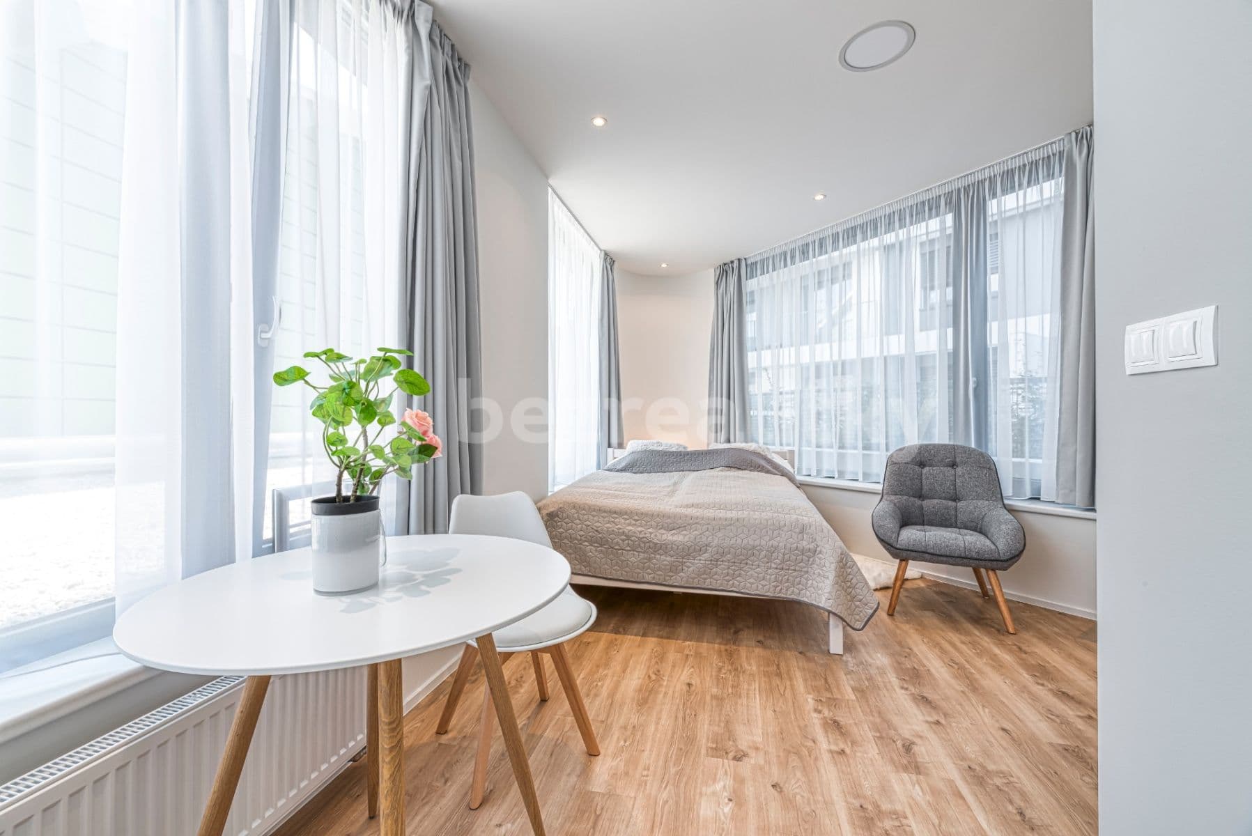 Studio flat to rent, 30 m², Mukařovského, Prague, Prague Studio flat to rent, 30 m², Mukařovského, Prague, Prague