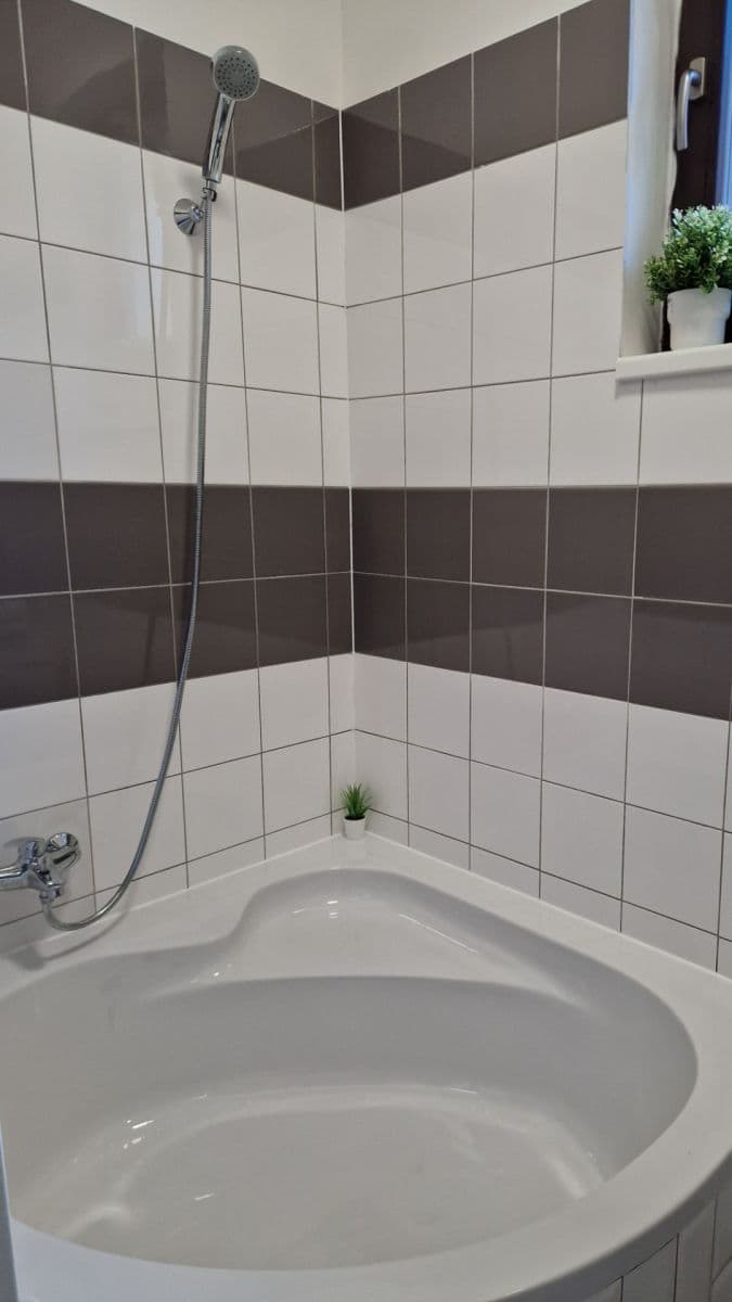 Studio flat to rent, 31 m², Husovo náměstí, Hostivice, Středočeský Region Studio flat to rent, 31 m², Husovo náměstí, Hostivice, Středočeský Region