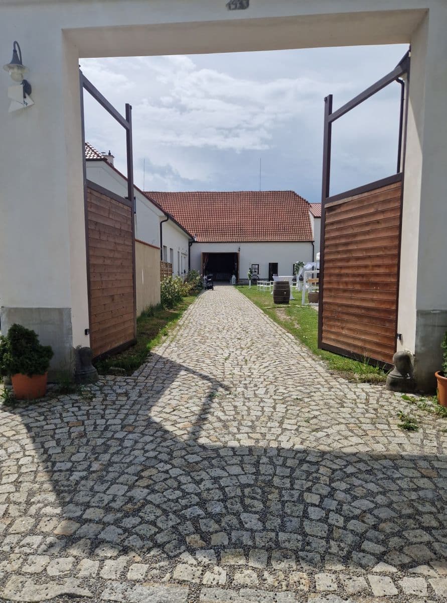 Studio flat to rent, 31 m², Husovo náměstí, Hostivice, Středočeský Region Studio flat to rent, 31 m², Husovo náměstí, Hostivice, Středočeský Region