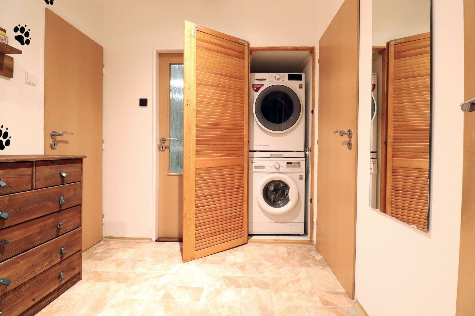 2 bedroom with open-plan kitchen flat to rent, 71 m², Mádrova, Prague, Prague 2 bedroom with open-plan kitchen flat to rent, 71 m², Mádrova, Prague, Prague