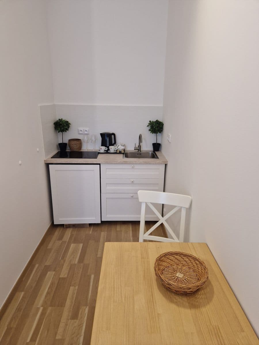 Studio flat to rent, 29 m², Husovo náměstí, Hostivice, Středočeský Region Studio flat to rent, 29 m², Husovo náměstí, Hostivice, Středočeský Region